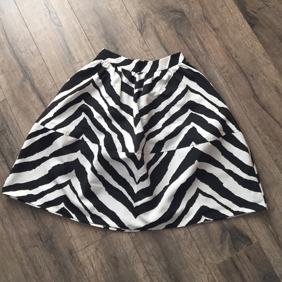 Express zebra skirt size 4.