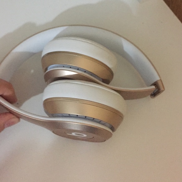 Gold beats - Picture 2 of 4