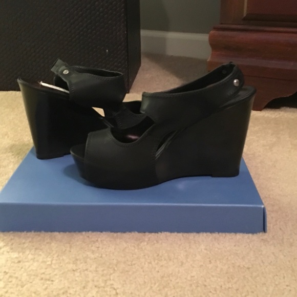 Vera wang platform wedge sandal