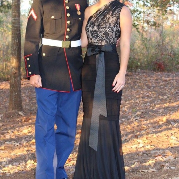 Formal dress - Picture 1 of 3
