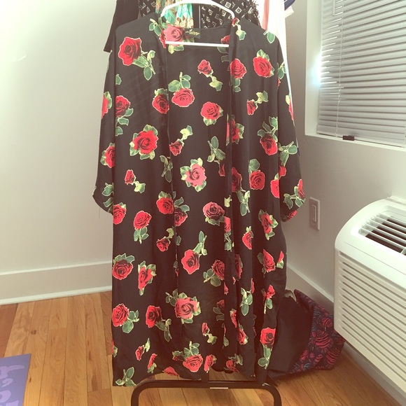 Boutique brand kimono red roses