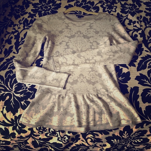 ❤️Ann Taylor grey and white peplum sweater top!