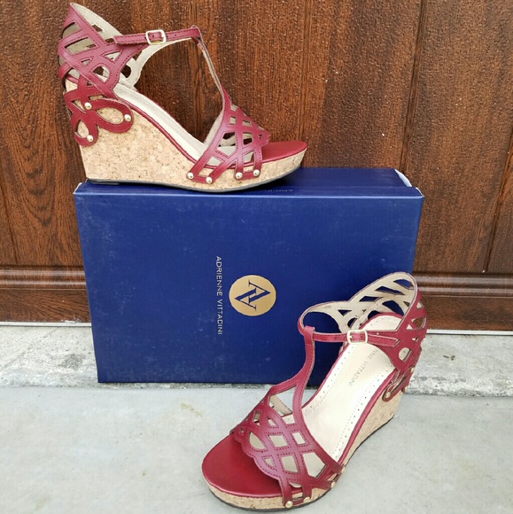 Beautiful Adrienne Vittadini Wedges - Picture 2 of 6