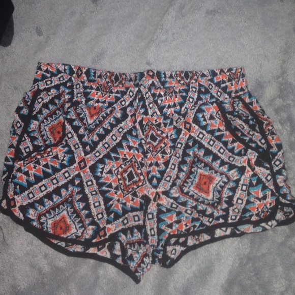 Tribal print shorts ✨ Small