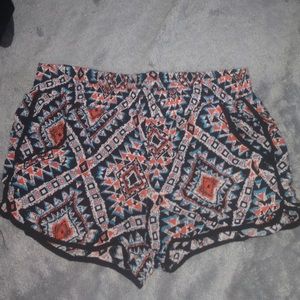 Tribal print shorts ✨ Small