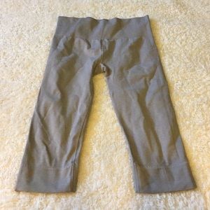 Lululemon Sz 10 Grey Crops EUC