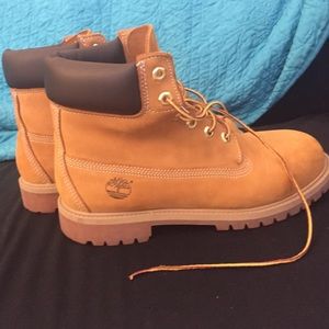 Women's size 9 Men's size 7 Timberland boots