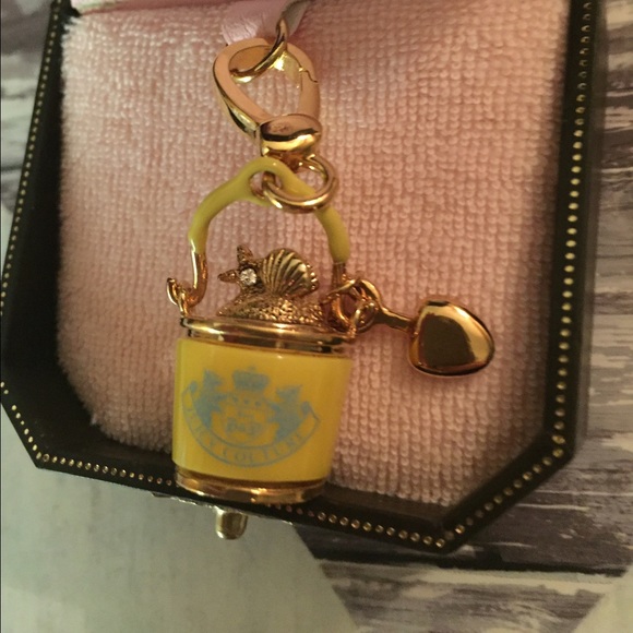 Juicy couture charm sand pale