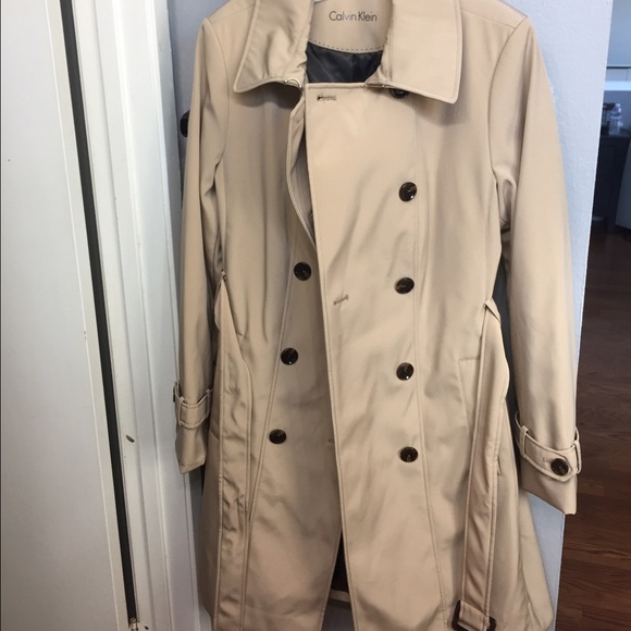 A NEVER WORN Calvin Klein Trench light beige NWT