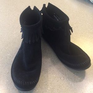 Minnetonka Size 8 Black Suede Booties