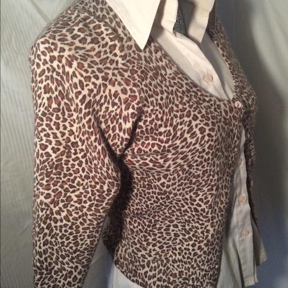Leopardi Print Sweater. Soft and Plush - Picture 2 of 4