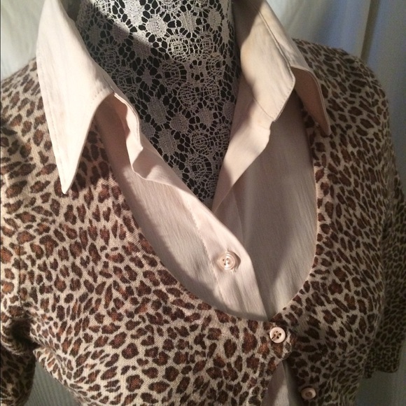 Leopardi Print Sweater. Soft and Plush - Picture 3 of 4