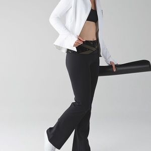 NWT Lululemon Groove Pant 3 {6 Tall w/camo waist}