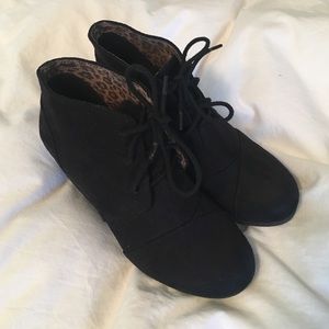 Black boot wedges