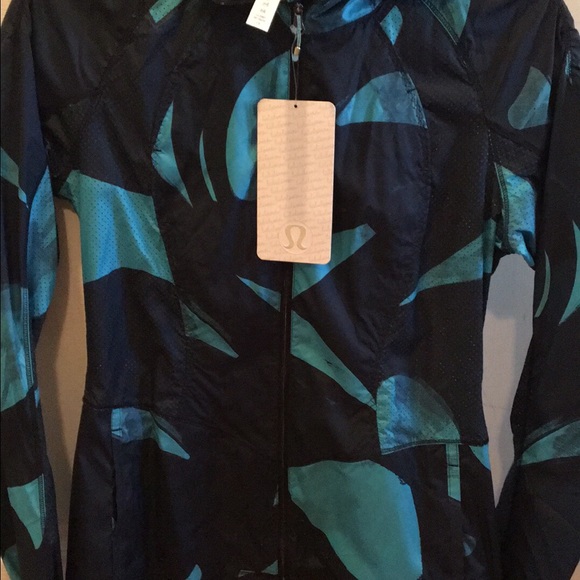 Lululemon NWT back pack it jacket. Size 4