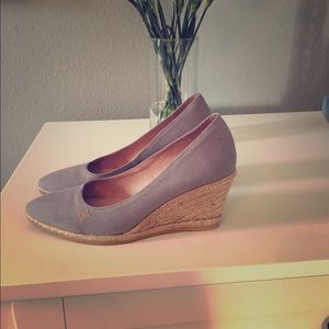 Viscata Italian pointy gray wedges.