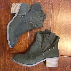 🍁🍃 Green Booties!
