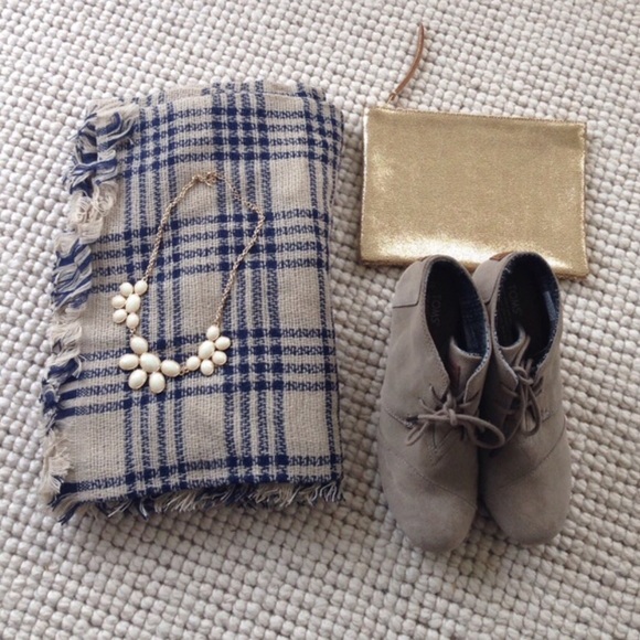 NEW! Navy and Tan Plaid Blanket Scarf - Picture 2 of 2