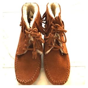 Minnetonka Booties with Fringe size 7