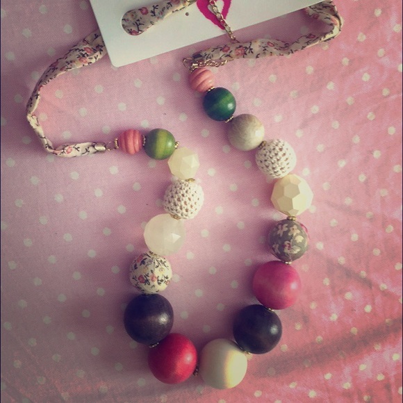 Pretty necklace perfect for a Christmas gift!!