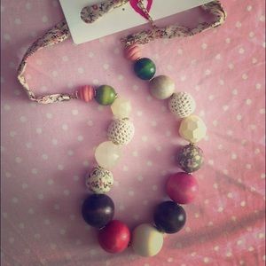 Pretty necklace perfect for a Christmas gift!!