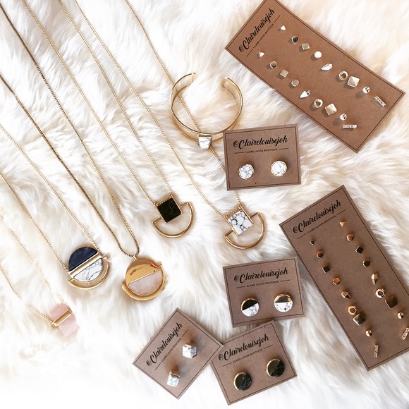 - SILVER STUD SET - - Picture 4 of 4