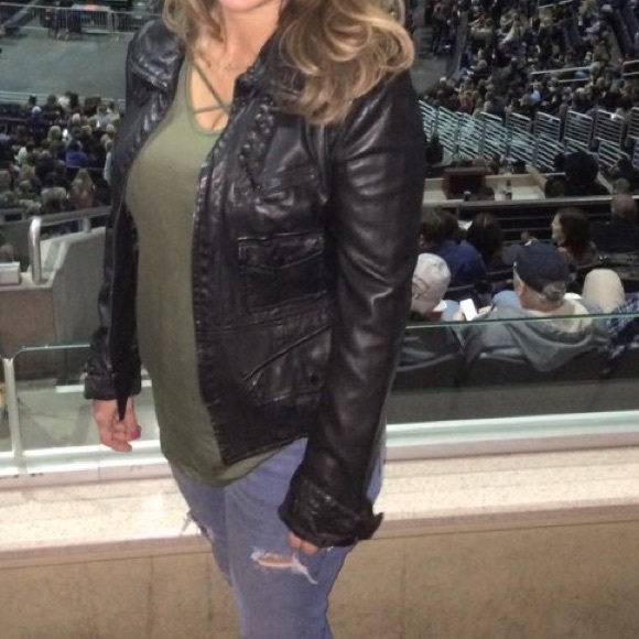 🌻5 ⭐️️ RATED!!! S-M Olive tee - Picture 2 of 2