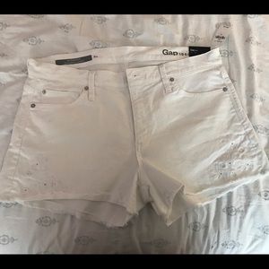 White gap shorts