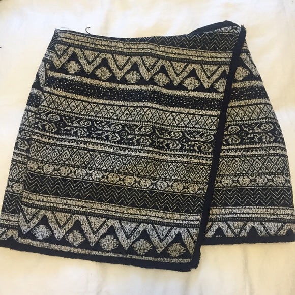 H & M black and white printed mini skirt