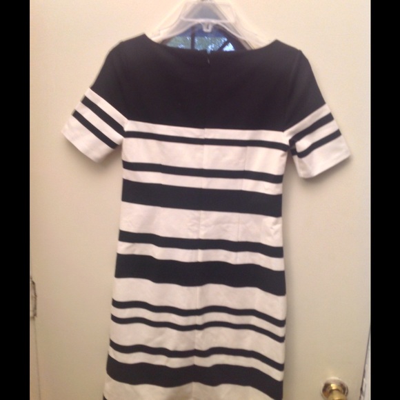 BOLD BLACK AND WHITE SGORT SLEEVE DRESS - Picture 2 of 4