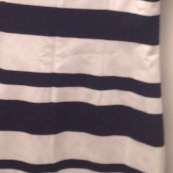 BOLD BLACK AND WHITE SGORT SLEEVE DRESS - Picture 4 of 4