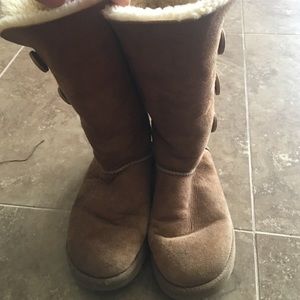 UGG Bailey Button Triplett