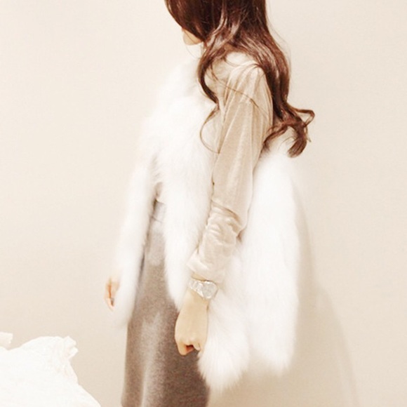 SALE🎅🏻2X HP!White Faux Fur Long Vest Size SMALL - Picture 6 of 7