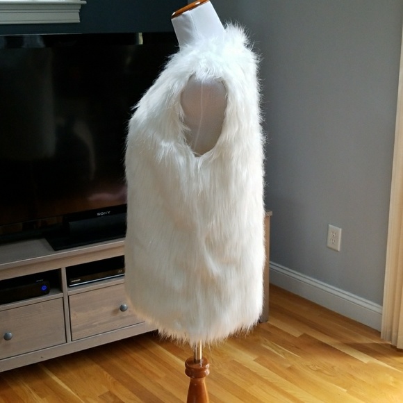 SALE🎅🏻2X HP!White Faux Fur Long Vest Size SMALL - Picture 2 of 7