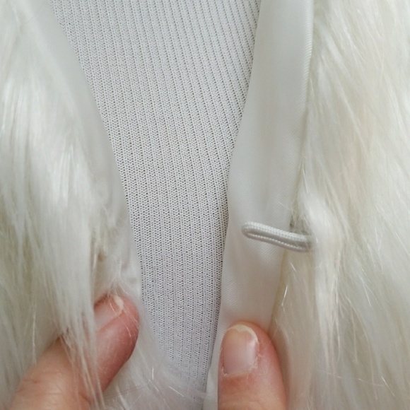 SALE🎅🏻2X HP!White Faux Fur Long Vest Size SMALL - Picture 5 of 7