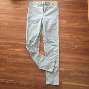 High wasted light wash jeans