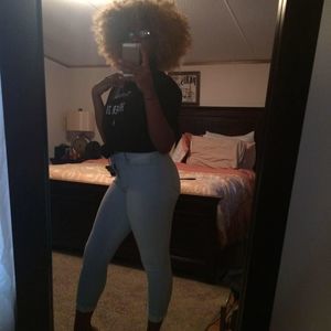 Meet your Posher, Tee