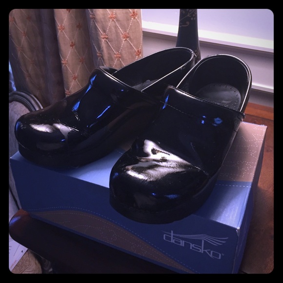 Dansko shinny black shoes
