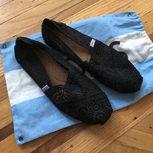 Black crochet TOMS size 8