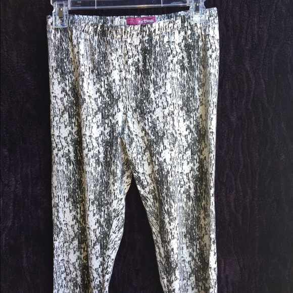 Black/white leggings