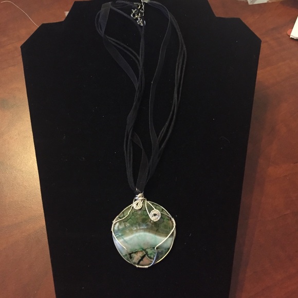 Green porcelain agate round pendant necklace