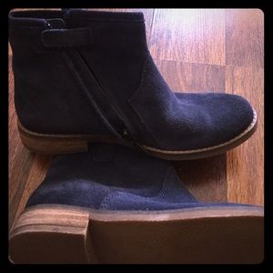 Peek size 2 child navy suede booties
