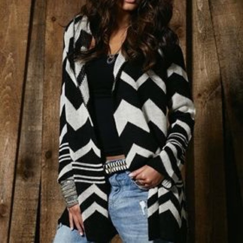 Tribal sweater black and off white