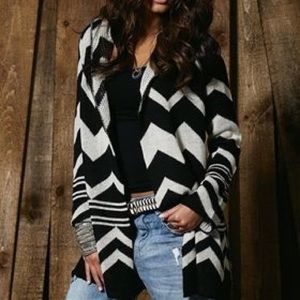 Tribal sweater black and off white