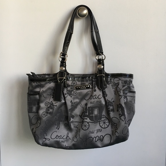 SALE East West Horse Carriage F16563 Tote Bag