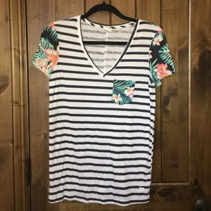 VS Pink pocket t-shirt