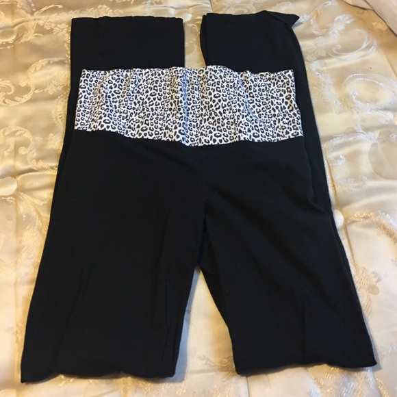 Black yoga pants.