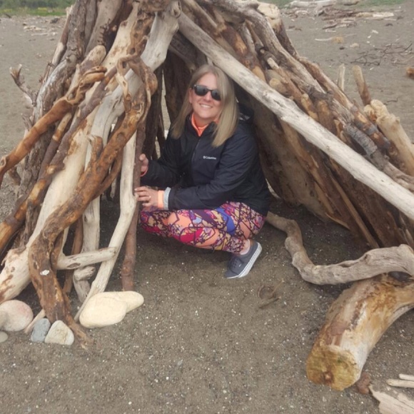 Meet your Posher, Nicole - Picture 3 of 3