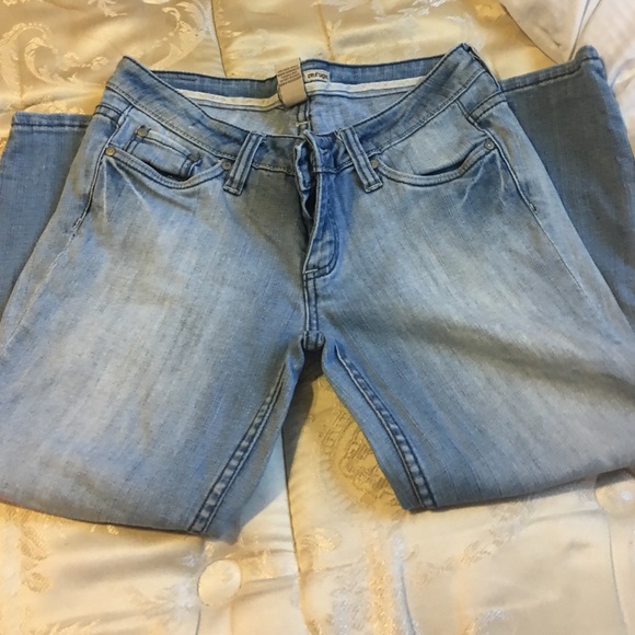 Light color capris.