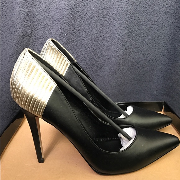 Black pumps